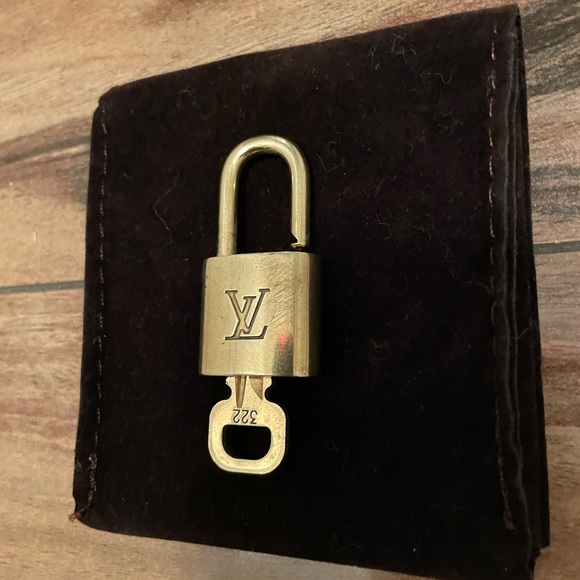 🖤🖤LV GOLD Lock & Key🖤🖤 - Picture 2 of 4